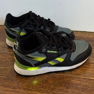 Reebok Kids Step and Flash Sneakers in Black & Neon Green Toddler 10.5 light up